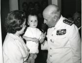 Fotografia de Américo Tomás, junto de uma criança por ocasião da visita efetuada ao Museu de Etnologia do Porto