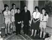 Fotografia de Américo Tomás no Palácio Nacional de Belém, recebendo em audiência um grupo de escoteiros da cidade da Beira