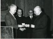 Fotografia de Américo Tomás no Palácio de Belém, recebendo em audiência o Conselho de Administração da Fundação Cardeal Cerejeira