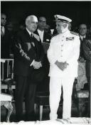 Fotografia de República Américo Tomás, acompanhado por Oliveira Salazar, no regresso da visita de estado a Moçambique, São Tomé e Príncipe e com passagem em Angola, no Terreiro do Paço, em Lisboa