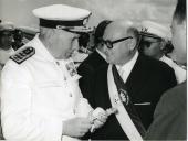 Fotografia de Américo Tomás recebendo as chaves da cidade de Porto Amélia, atualmente designada Pemba, por ocasião da visita de estado efetuada a Moçambique