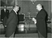 Fotografia de Américo Tomás no Palácio de Belém, presidindo à cerimónia de entrega de credenciais ao embaixador do Líbano