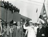 Fotografia de Américo Tomás, acompanhado por José Augusto da Costa Almeida e por António Augusto Peixoto Correia, saudando a população por ocasião da visita de estado efetuada a Moçambique