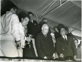 Fotografia de Américo Tomás no Estoril, acompanhado por Inocêncio Galvão Teles, presidindo à cerimónia de entrega de troféus no Pavilhão do Colégio de Salesianos, durante as finais internacionais de um torneio de ténis