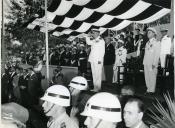 Fotografia de Américo Tomás acompanhado por António Augusto Peixoto Correia assistindo a um desfile militar na cidade de Maputo, por ocasião da visita de estado efetuada a Moçambique
