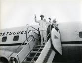 Fotografia de Américo Tomás, acompanhado por Gertrudes Rodrigues Tomás, entrando a bordo de um avião da TAP, por ocasião da visita de estado efetuada a Moçambique