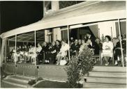 Fotografia de Américo Tomás acompanhado por Gertrudes Rodrigues Tomás e por Maria Natália e Maria Madalena no Casino Estoril,assistindo ao Festival Internacional de Folclore