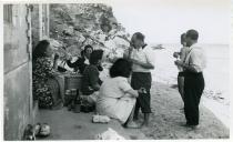 Fotografia de Gertrudes Tomás com as filhas Maria Natália e Maria Madalena, familiares e amigos almoçando na Praia de Alpertuche na Arrábida, em Setúbal