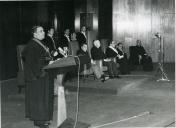 Fotografia de Américo Tomás na reitoria da Universidade Clássica de Lisboa, acompanhado por Inocêncio Galvão Teles, presidindo à sessão solene de abertura do novo ano letivo