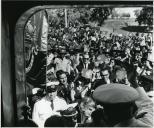 Fotografia de Américo Tomás, no distrito de Gaza, saudando a população, por ocasião da visita de estado efetuada a Moçambique