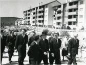 Fotografia de Américo Tomás, acompanhado por José João Gonçalves de Proença e por Inocêncio Galvão Teles, em Albarraque, presidindo à inauguração do bairro habitacional da tabaqueira