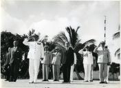 Fotografia de Américo Tomás acompanhado por António Augusto Peixoto Correia na cidade da Beira, durante a visita de estado efetuada a Moçambique