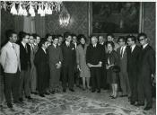 Fotografia de Américo Tomás no Palácio de Belém, recebendo em audiência um grupo de estudantes da Ação Académica, após terem visitado África do Sul