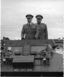 Fotografia de Craveiro Lopes, ao lado de Abranches Pinto, na cerimónia de inauguração do Campo Militar de Santa Margarida