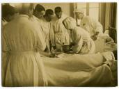 Fotografia de Sidónio Pais visitando doentes com tifo num hospital no Porto