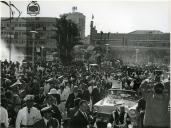 Fotografia de Américo Tomás sendo saudado pela população na cidade da Beira, durante a visita de estado a Moçambique