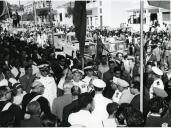 Fotografia de Américo Tomás saudando a população, por ocasião da visita de estado de dez dias efetuada a Moçambique