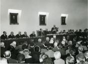 Fotografia de Américo Tomás, acompanhado por José João Gonçalves de Proença, nas instalações do Banco Montepio Geral, durante a cerimónia de entrega dos prémios Valle Flor