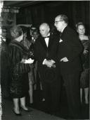 Fotografia de Américo Tomás, acompanhado por José Henrique de Azeredo Perdigão, Gertrudes Rodrigues Tomás e pela filha Maria Natália, no Teatro Municipal São Luiz, por ocasião da apresentação de uma peça de teatro japonesa