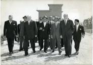 Fotografia da chegada de Américo Tomás à cerimónia da inauguração duma instalação da Marinha