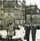 Fotografia de Marcelo Matias, Afonso Magalhães de Almeida Fernandes e Hailé Salassié I, por ocasião da sua visita de Estado a Portugal, no Mosteiro da Batalha, na Batalha. 