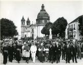 Fotografia de Américo Tomás, acompanhado por Francisco Maria da Silva, Eduardo de Arantes e Oliveira e por Alfredo Rodrigues dos Santos Júnior, em Braga, por ocasião da visita efetuada ao Santuário da Imaculada Conceição do Monte do Sameiro