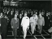 Fotografia de Américo Tomás, acompanhado por António Augusto Peixoto Correia, no Banco Nacional Ultramarino da cidade de Maputo, por ocasião da visita de estado efetuada a Moçambique