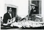 Fotografia de Américo Tomás seguindo em cortejo automóvel, por ocasião de uma visita oficial