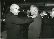 Fotografia de Américo Tomás, acompanhado por José João Gonçalves de Proença, em Setúbal, presidindo à cerimónia de entrega de condecorações na Secil-Otão