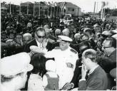 Fotografia de Américo Tomás, acompanhado por Alfredo Rodrigues dos Santos Júnior, presidindo à inauguração da última fase de construção de seis mil moradias, com vista à substituição das ilhas, por ocasião da visita oficial efetuada ao distrito do Porto