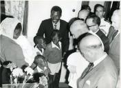 Fotografia de Américo Tomás, acompanhado por António Augusto Peixoto Correia, no distrito de Gaza, conversando com crianças, por ocasião da visita de estado efetuada a Moçambique