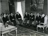 Fotografia de Américo Tomás no Palácio de Belém, recebendo em audiência seis membros cessantes do Governo, entre os quais se encontra António Augusto Peixoto Correia