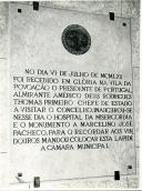Fotografia da placa comemorativa da inauguração do Hospital da Misericórdia da Povoação e do Monumento a Marcelino José Pacheco