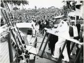 Fotografia de Américo Tomás, acompanhado por António Augusto Peixoto, em Maxixe, por ocasião da visita de estado efetuada a Moçambique