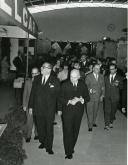 Fotografia de Américo Tomás acompanhado por Correia de Oliveira, por ocasião de uma visita particular efetuada à Feira Internacional de Lisboa