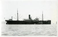 Fotografia do vapor “Lugela”, construído em 1926 nos estaleiros alemães de Hamburgo sob o nome de “Dortmund”, entrando no rio Tejo