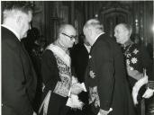 Fotografia de Américo Tomás com o Corpo Diplomático no Palácio Nacional de Queluz