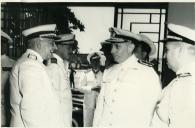 Fotografia de Américo Tomás à chegada às instalações do Centro de Instrução Almirante Wandenkolk (C.I.A.W.), no Rio de Janeiro, por ocasião da sua visita oficial à Marinha Brasileira