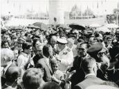 Fotografia de Américo Tomás saudando a população durante um evento oficial