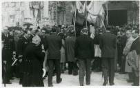 Fotografia da população junto ao Mosteiro de Santa Maria de Belém (Mosteiro dos Jerónimos), para assistir à missa celebrada por ocasião da cerimónia da bênção dos navios bacalhoeiros