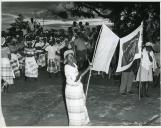 Fotografia da população em Inhambane, por ocasião da visita de estado efetuada por Américo Tomás a Moçambique