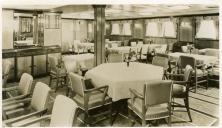 Fotografia da sala de jantar da 1ª classe do paquete N/T Moçambique pertencente à Companhia Nacional de Navegação (CNN)