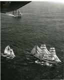 Fotografia da Regata Internacional Lisboa-Bermudas, que contou com a participação de doze países e os seus respetivos veleiros, tendo Portugal também participado com o navio-escola Sagres