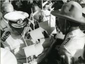 Fotografia de Américo Tomás recebendo um barco em miniatura de presente, por ocasião da visita de estado efetuada a Moçambique