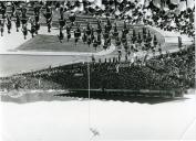 Fotografia de desportistas desfilando durante a inauguração do Estádio do Bonfim do Vitória de Setúbal