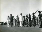 Fotografia de Américo Tomás passando revista às tropas no Aeroporto Internacional da Beira durante a visita de estado à cidade da Beira em Moçambique