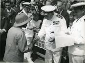 Fotografia de Américo Tomás, acompanhado por António Augusto Peixoto Correia, cumprimentado um soldado em Luanda, por ocasião de uma paragem de três dias em Angola, durante o regresso da visita de estado efetuada a Moçambique