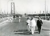 Fotografia de Américo Tomás durante a inauguração da Ponte 25 de Abril (ex-Ponte Salazar)