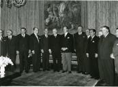 Fotografia de Américo Tomás no Palácio de Belém, recebendo em audiência a Comissão Organizadora da Feira de Santarém
