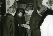 Fotografia de Gertrudes Rodrigues Tomás, acompanhada pela filha Maria Natália, na Feira das Indústrias, presidindo à inauguração do 2.º Salão de Antiguidades